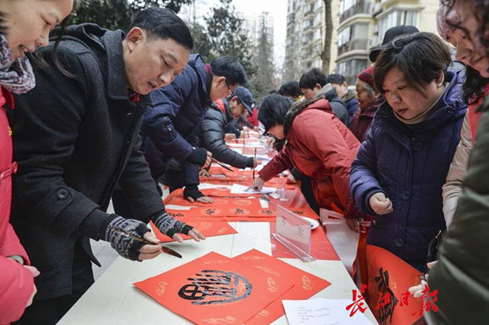 這一天，居民激動了，第一次在社區(qū)里升國旗唱國歌(圖1)