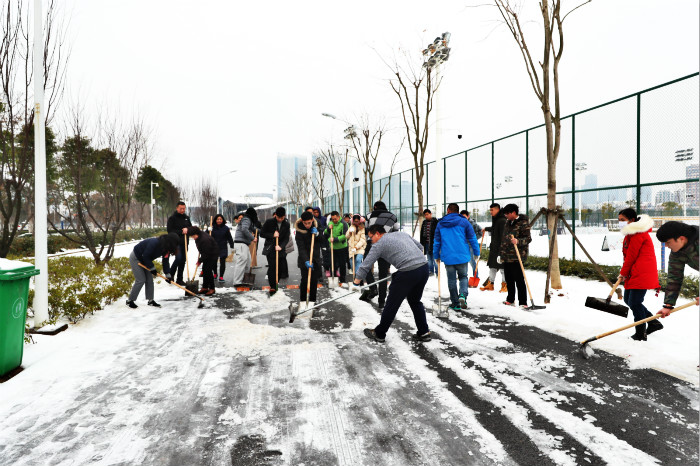 一場雪，體育中心美得不要不要的 但最美的風(fēng)景還是他們(圖13)