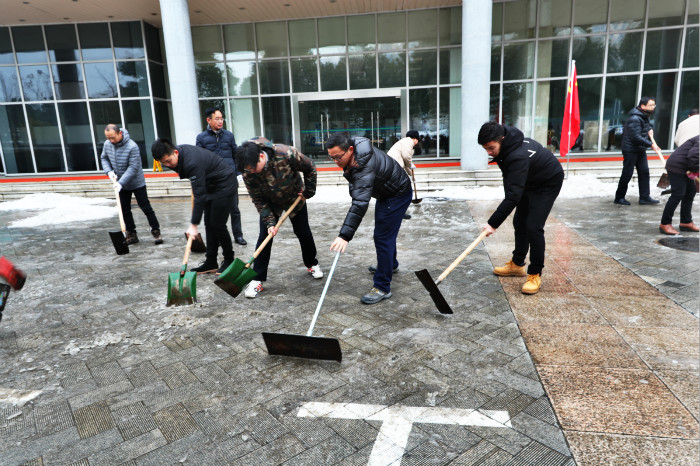 一場(chǎng)雪，體育中心美得不要不要的</br>但最美的風(fēng)景還是他們(圖12)