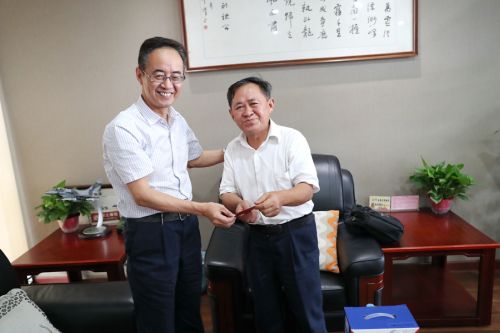 武漢體育中心開展退休老黨員“不忘初心、牢記使命”專題調(diào)研和慰問工作(圖1)
