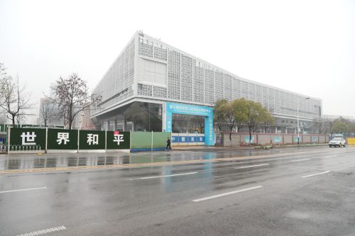 四百建設(shè)者奮戰(zhàn)軍運(yùn)會(huì)主場館(圖4)