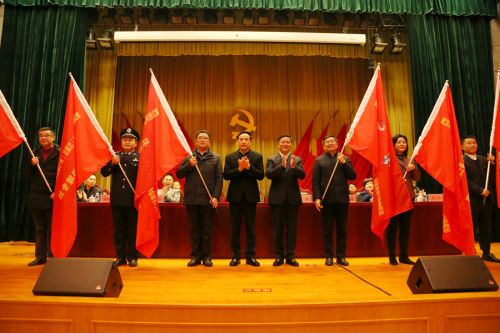 四百建設(shè)者奮戰(zhàn)軍運(yùn)會(huì)主場館(圖5)