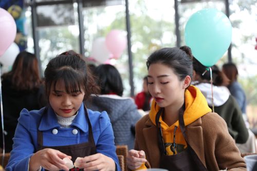 巧手做糕點，甜蜜迎佳節(jié) ▏武漢體育中心舉行“三八”婦女節(jié)關(guān)愛活動(圖4)