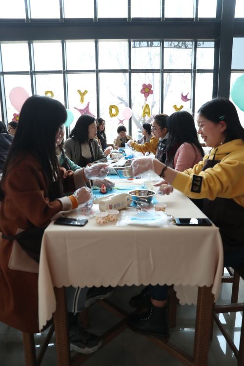 巧手做糕點，甜蜜迎佳節(jié) ▏武漢體育中心舉行“三八”婦女節(jié)關(guān)愛活動(圖6)
