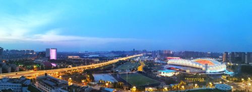 軍運會倒計時30天  燈海點亮“軍運”主場夜色  中國車都，熠熠發(fā)光(圖2)