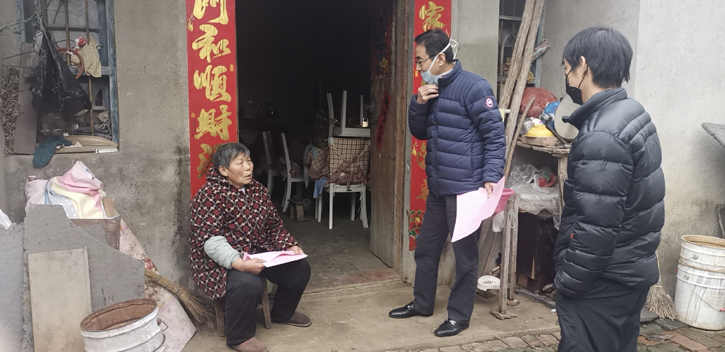 公司領(lǐng)導(dǎo)帶隊進村入戶開展疫情防控宣傳(圖1)