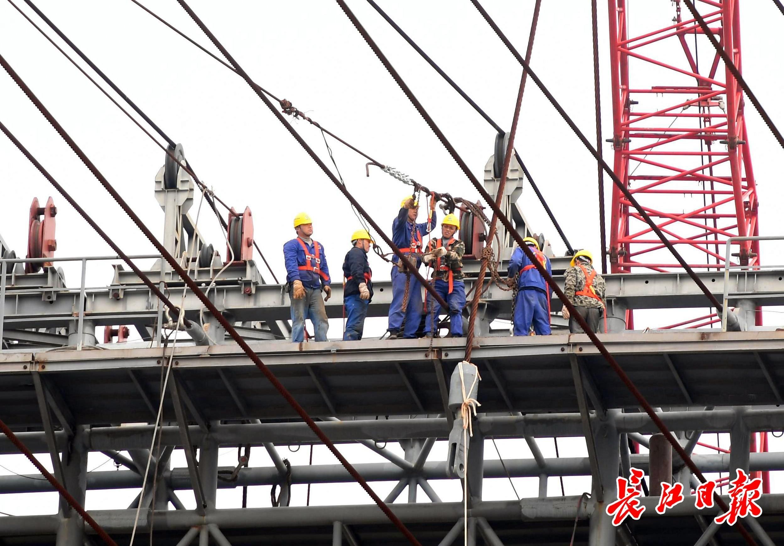 軍運(yùn)會(huì)開幕式“幕后英雄”威亞塔開始拆除，1500噸回收鋼材將建籃球場(chǎng)等(圖1)